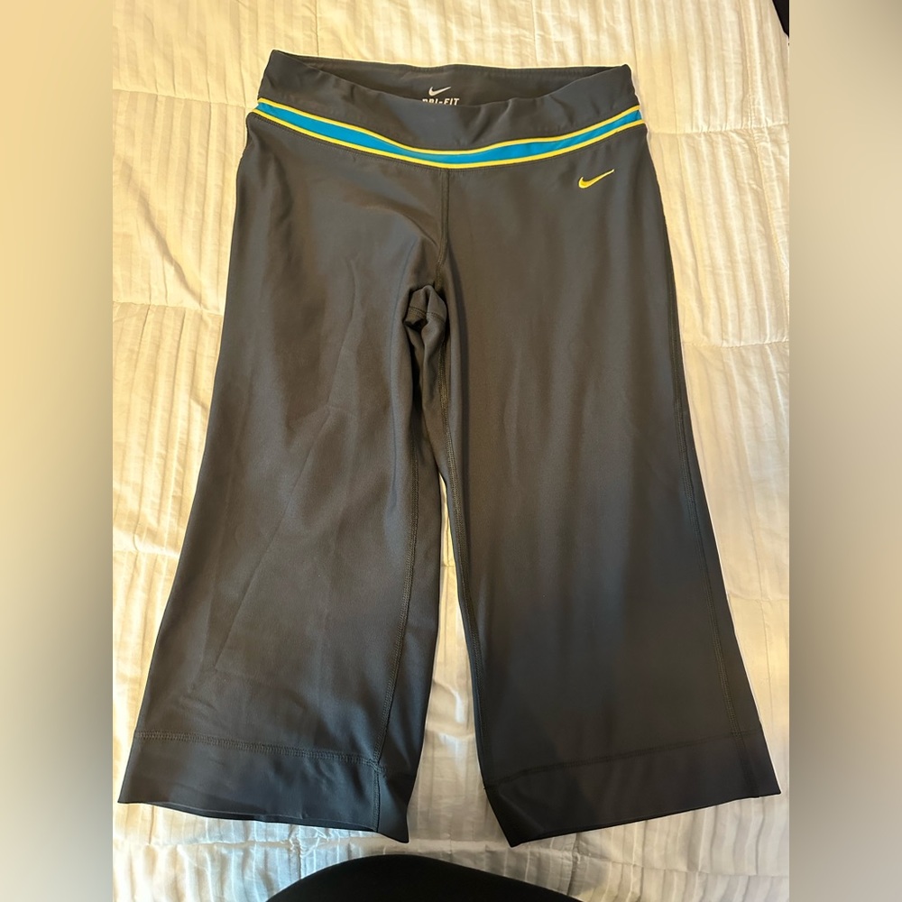 Nike Dri Fit Women’s Livestrong Gray Capri Yoga Pant Leggings XS